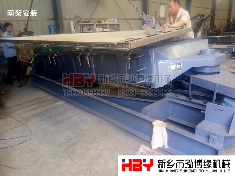 怎樣固定平面回轉(zhuǎn)篩篩面？平面篩廠家泓博緣機(jī)械給您支招