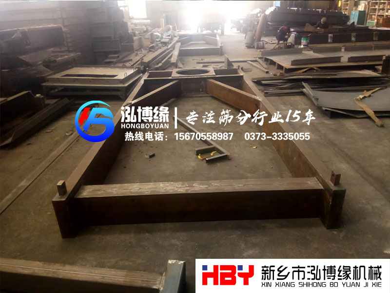 使用平面回轉(zhuǎn)篩時(shí)，應(yīng)在開(kāi)關(guān)機(jī)器時(shí)對(duì)機(jī)械再次檢查一下