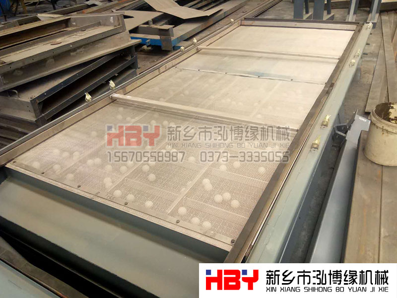 使用平面回轉(zhuǎn)篩時(shí)，應(yīng)在開關(guān)機(jī)器時(shí)對機(jī)械再次檢查一下